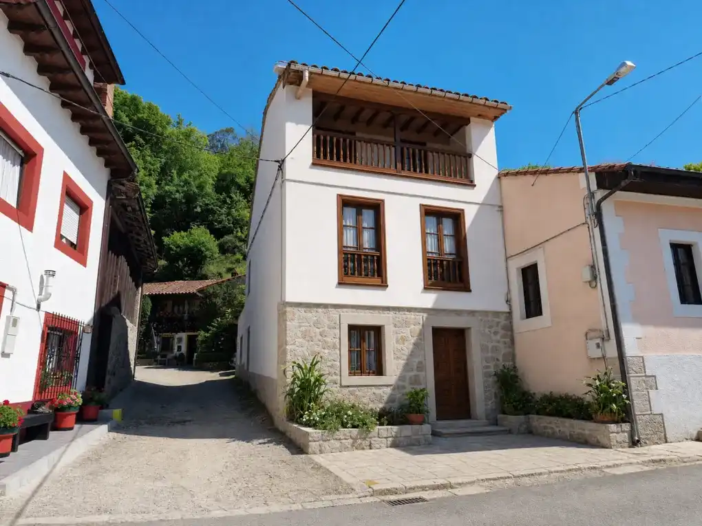 Vista exterior de Casa o xalet en venda en Llanes amb Jardí privat, Terrassa i Balcó