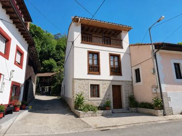 Casa amb balcó en venda a Purón