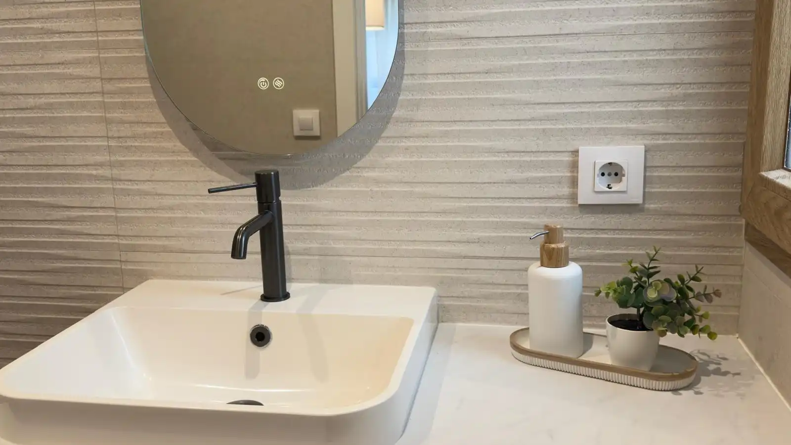 Bathroom of Houses for sale in Alaquàs  with Air Conditioner, Terrace and Furnished