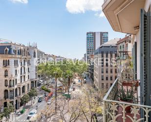 Exterior view of Apartment for sale in  Barcelona Capital  with Air Conditioner, Heating and Parquet flooring