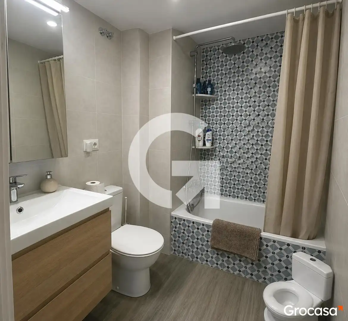 Bathroom of Flat for sale in L'Hospitalet de Llobregat  with Air Conditioner