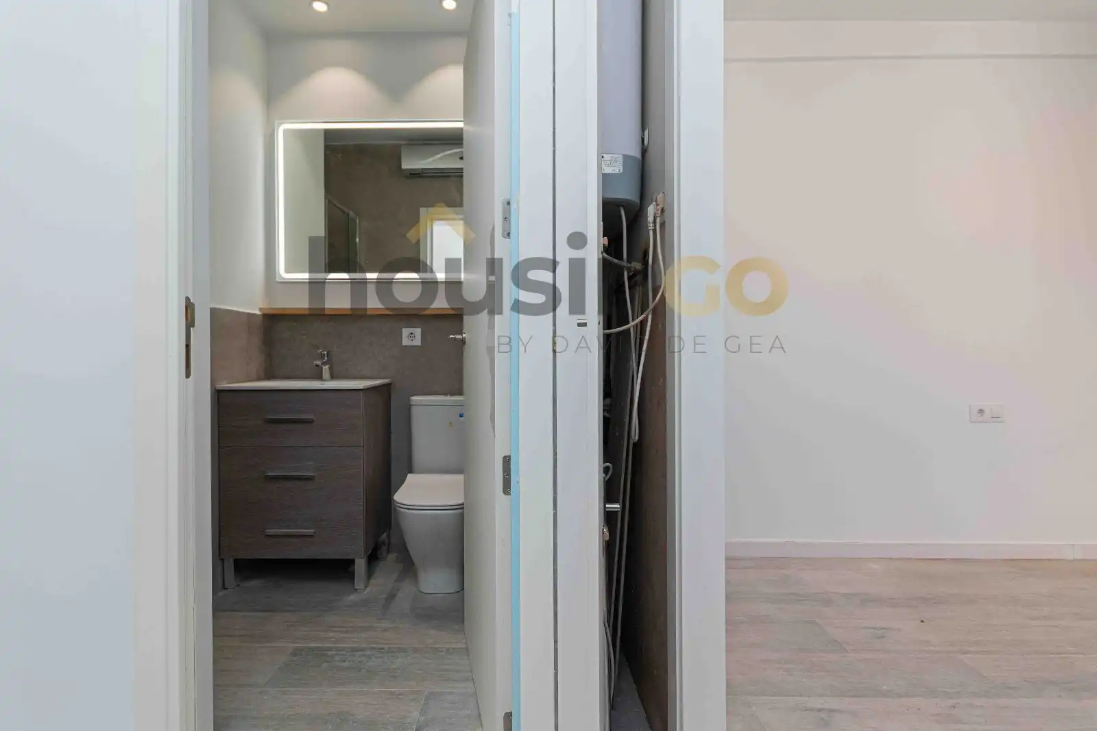 Bathroom of Study for sale in Madrid  with Air Conditioner, Heating and Furnished