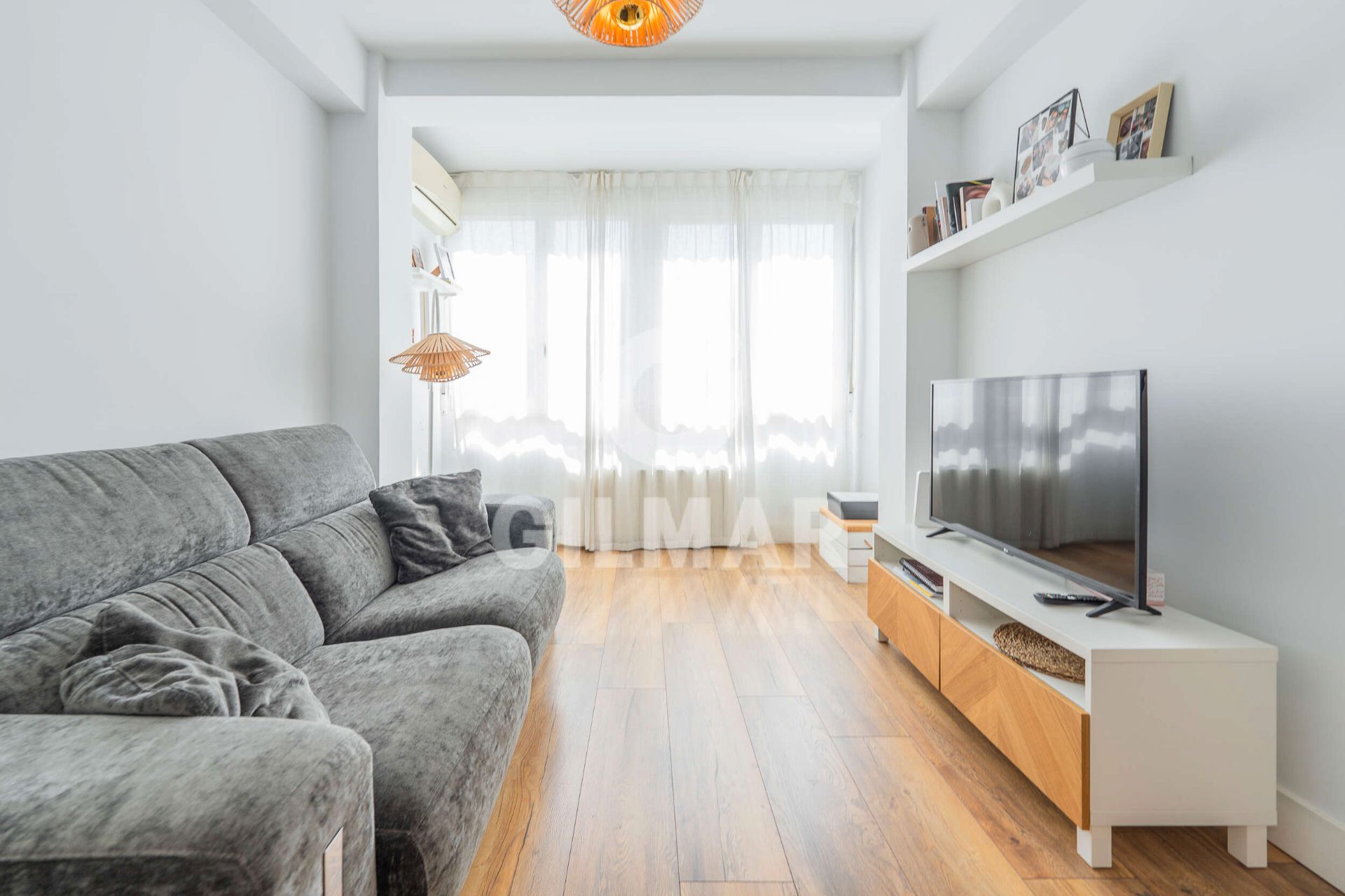 Living room of Flat for sale in  Madrid Capital  with Air Conditioner, Heating and Parquet flooring