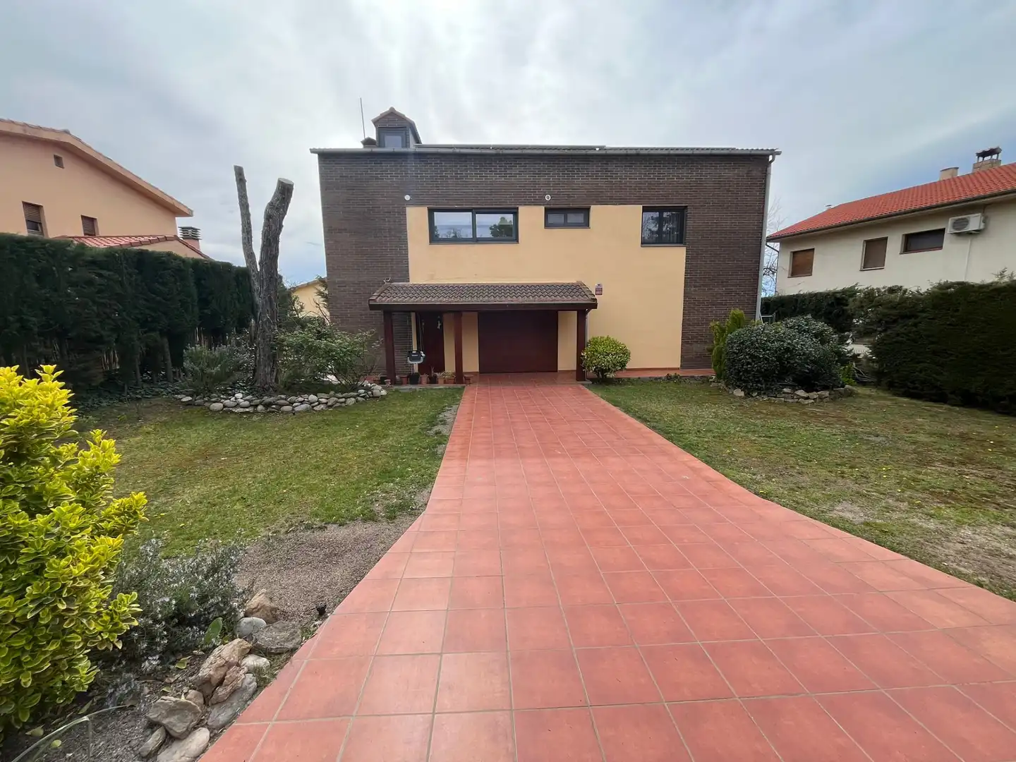 Exterior view of Houses for sale in Olius  with Air Conditioner, Private garden and Balcony