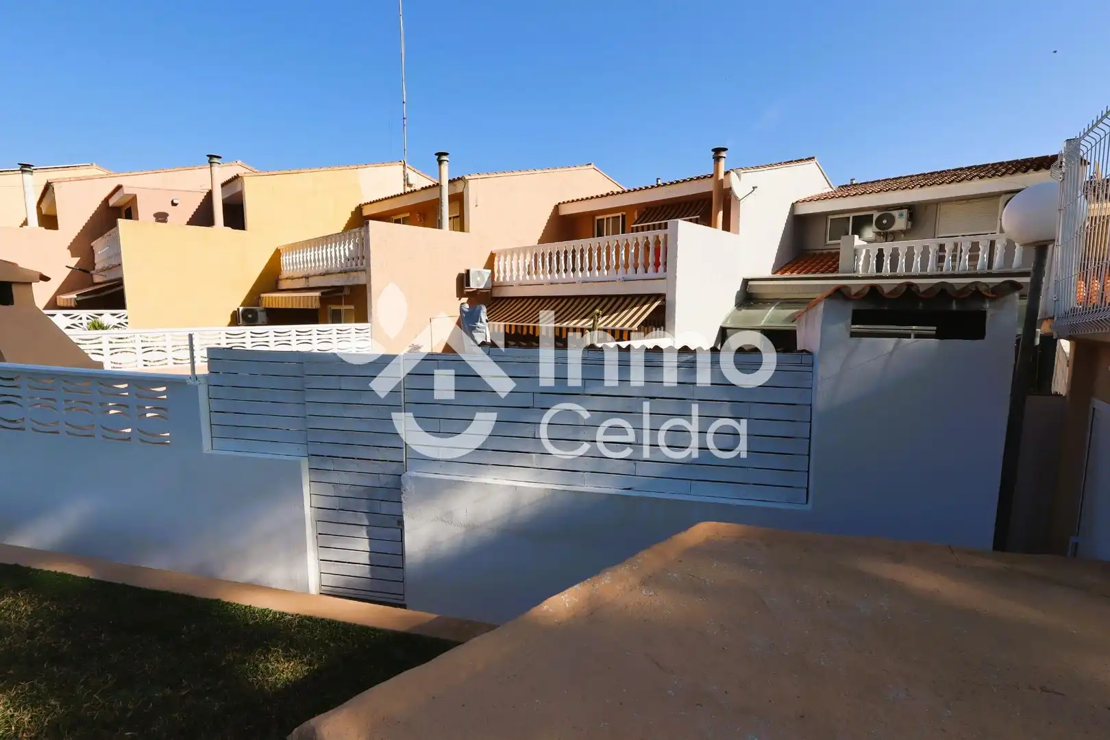 Vista exterior de Casa adosada en venta en Chiva con Aire acondicionado, Calefacción y Jardín privado