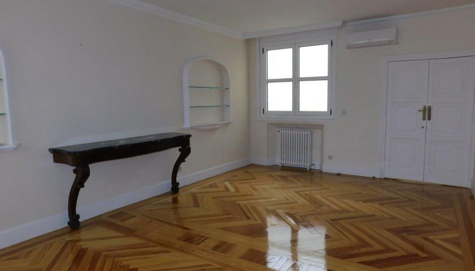 Ático de alquiler en Jerónimos - Imagen 4