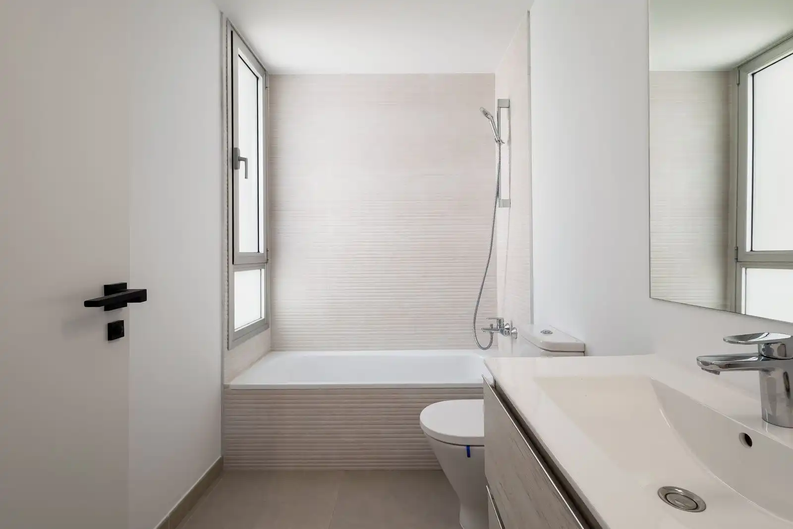 Baño de Apartamento en venta en Benalmádena con Terraza, Trastero y Amueblado