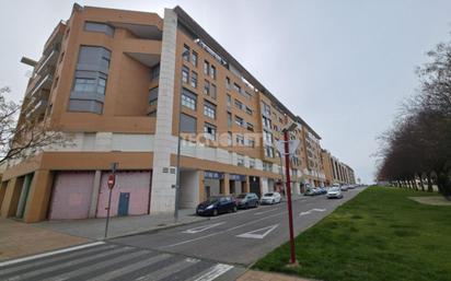 Vista exterior de Àtic en venda en Guadalajara Capital amb Calefacció, Terrassa i Piscina comunitària