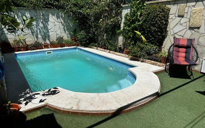 Piscina de Casa adosada en venda en Los Barrios amb Piscina