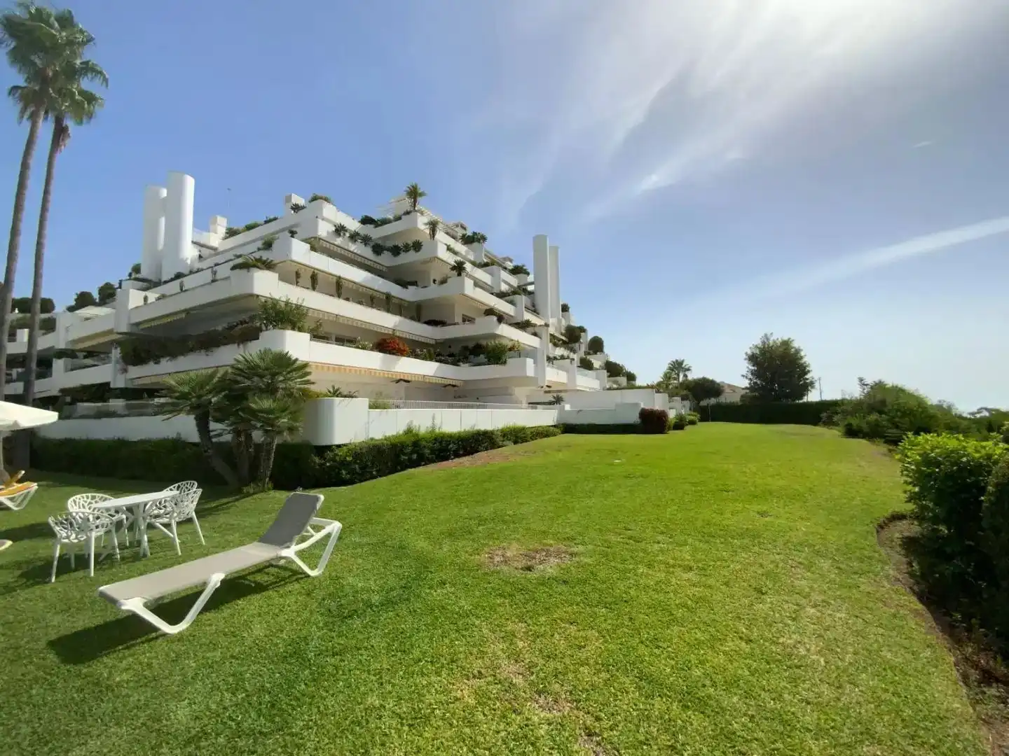 Vista exterior de Dúplex en venda en Marbella amb Aire condicionat, Terrassa i Piscina