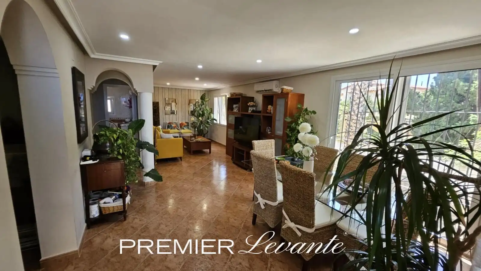 Sala d'estar de Casa o xalet en venda en La Nucia amb Aire condicionat, Calefacció i Jardí privat