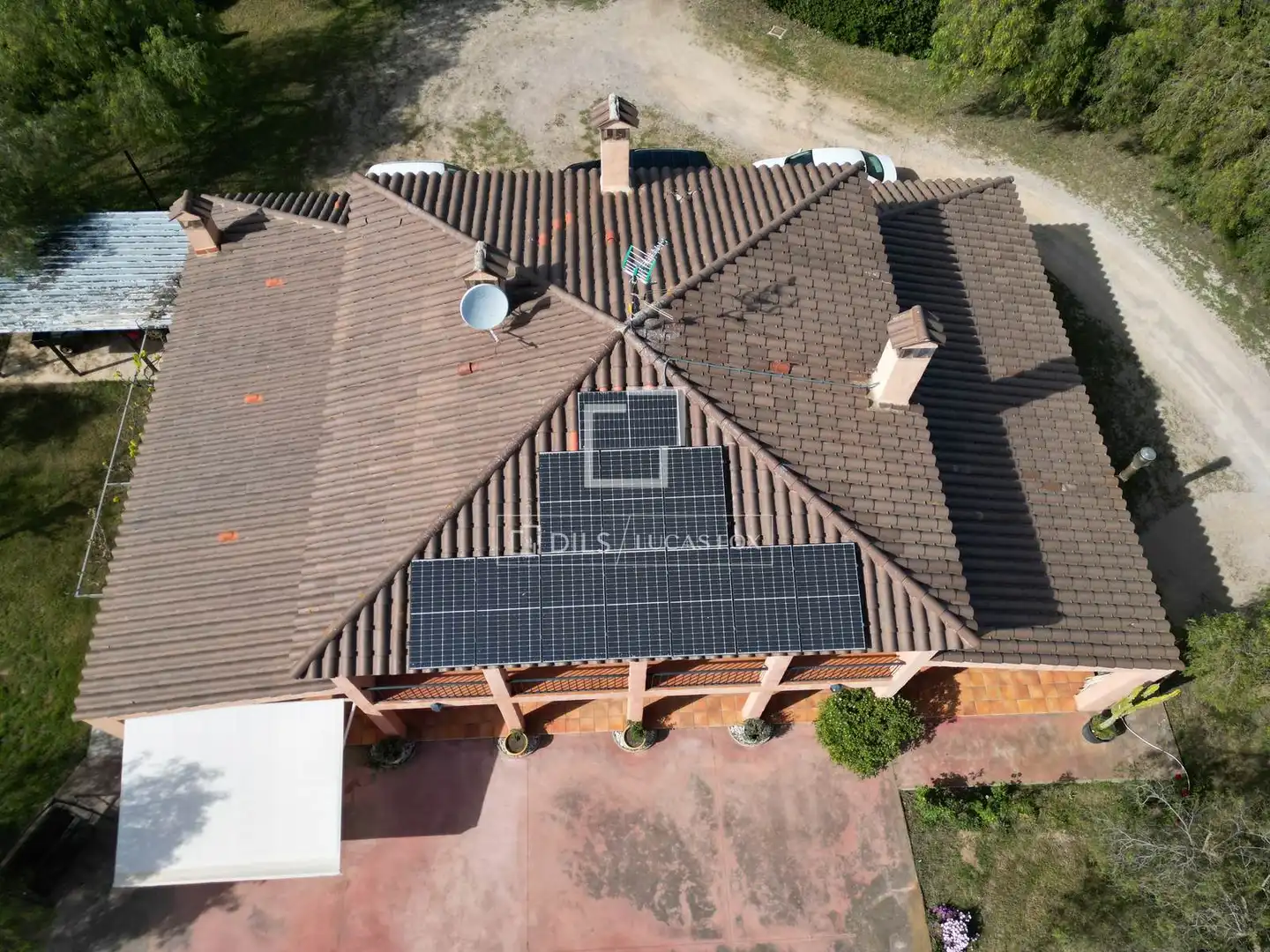 Vista exterior de Finca rústica en venda en Vilanova i la Geltrú amb Aire condicionat, Calefacció i Jardí privat