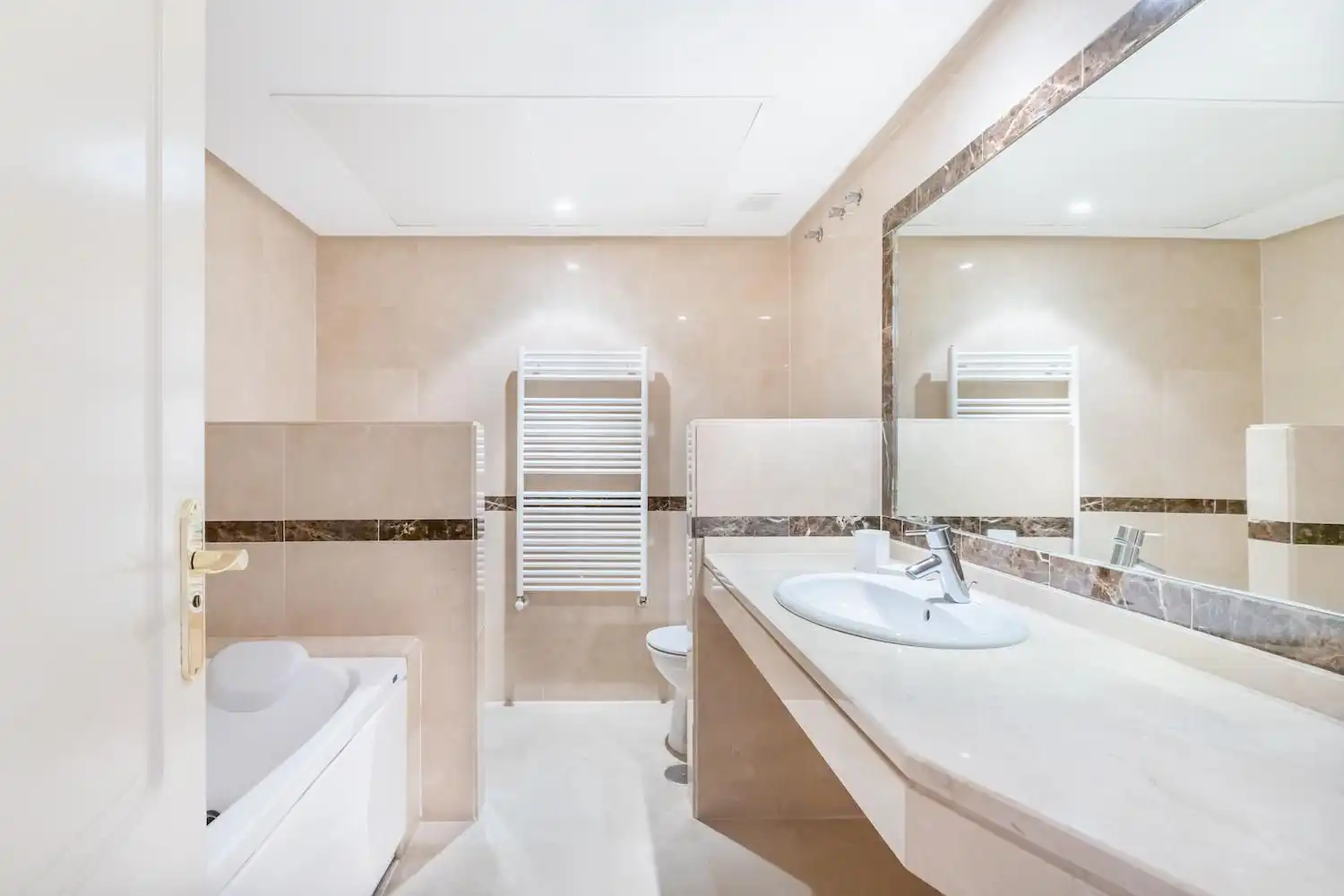 Bathroom of Flat for sale in Marbella  with Air Conditioner, Heating and Terrace