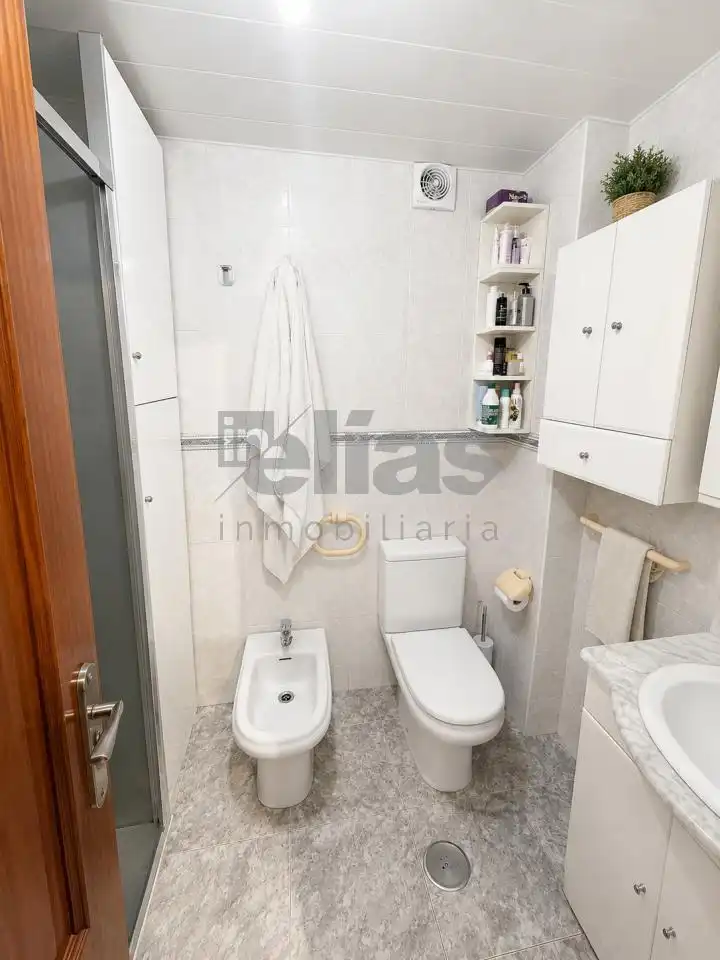Badezimmer von Wohnung zur Miete in Zas mit Heizung und Abstellraum