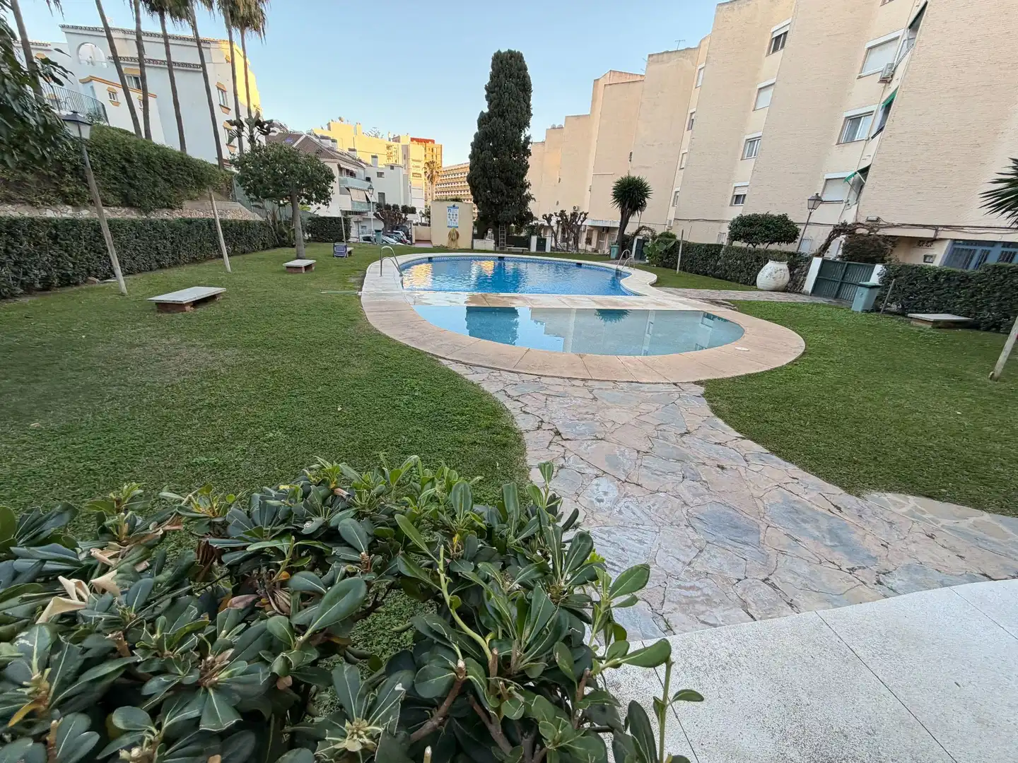 Swimming pool of Flat for sale in Fuengirola  with Air Conditioner, Heating and Community pool