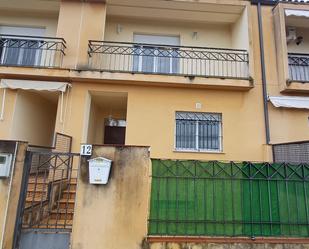 Vista exterior de Casa adosada en venda en Valencia de Alcántara amb Calefacció, Terrassa i Balcó