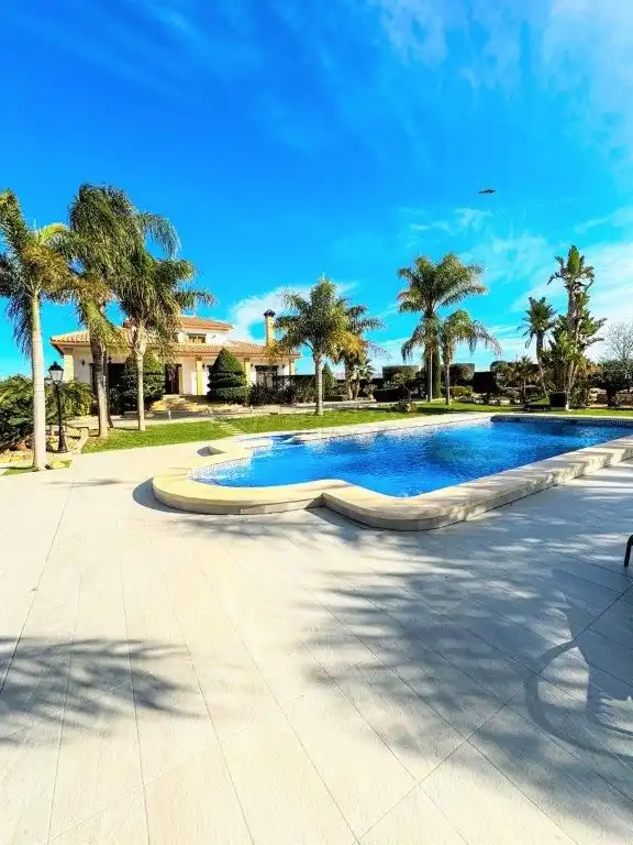 Vista exterior de Casa o xalet en venda en Orihuela amb Aire condicionat, Jardí privat i Traster