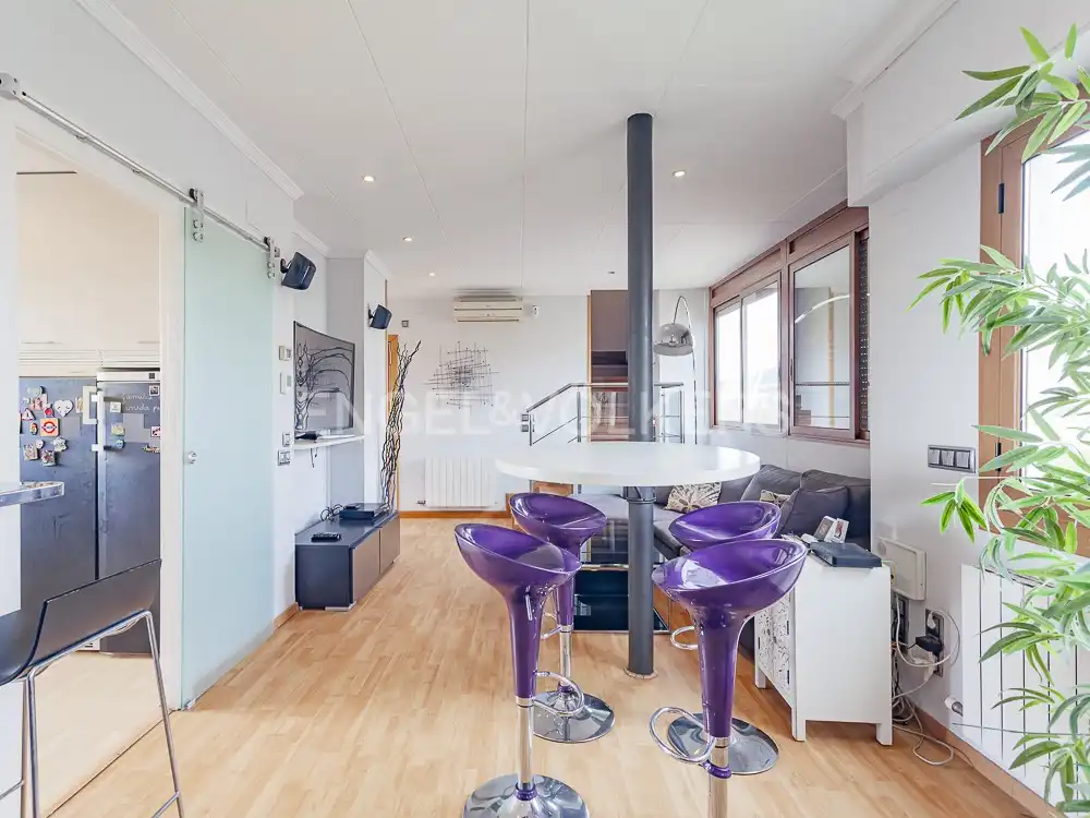 Wohnzimmer von Dachboden zum Verkauf in Barcelona mit Klimaanlage, Heizung und Terrasse