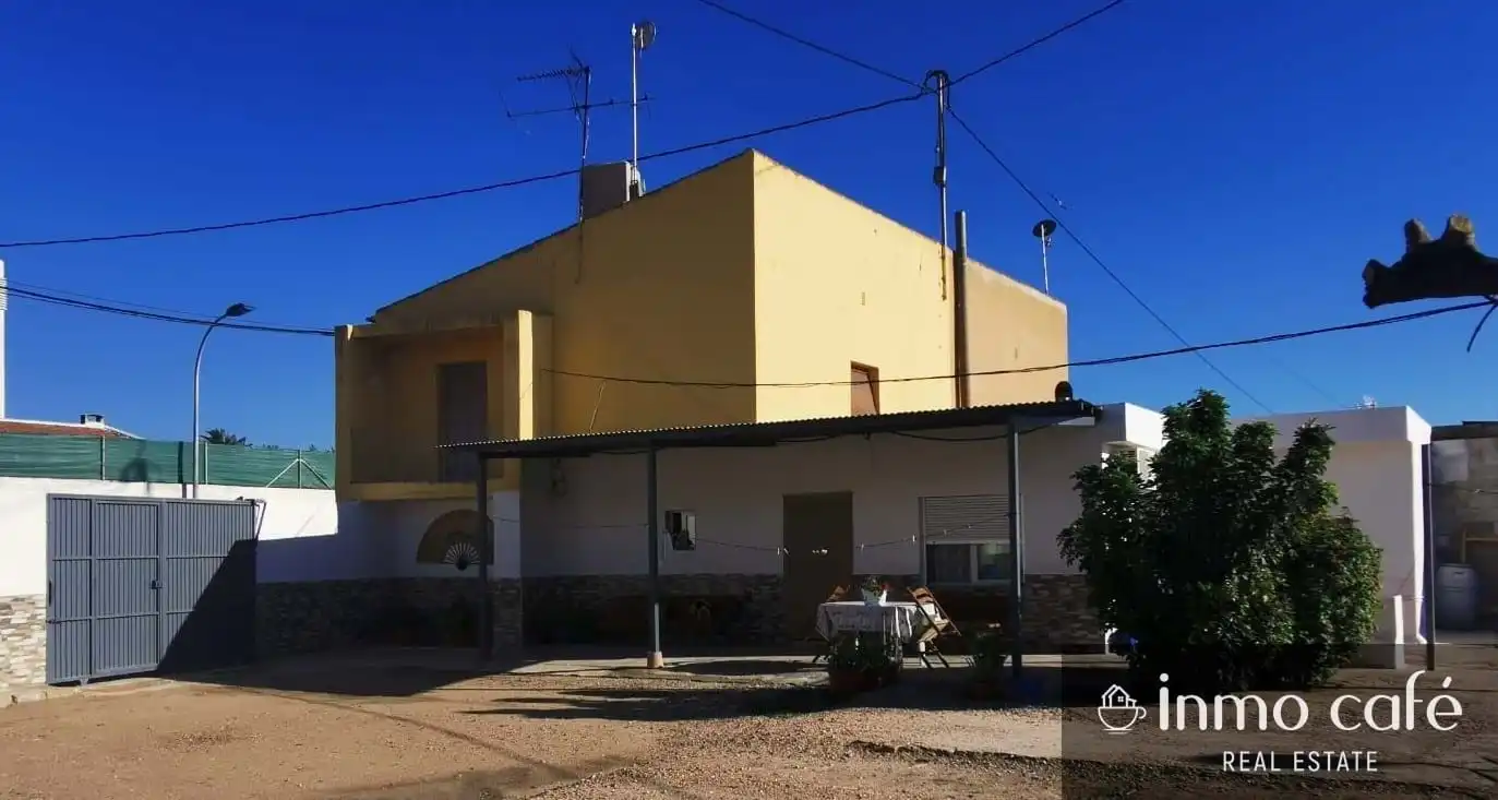 Vista exterior de Casa adosada en venta en Crevillent con Aire acondicionado