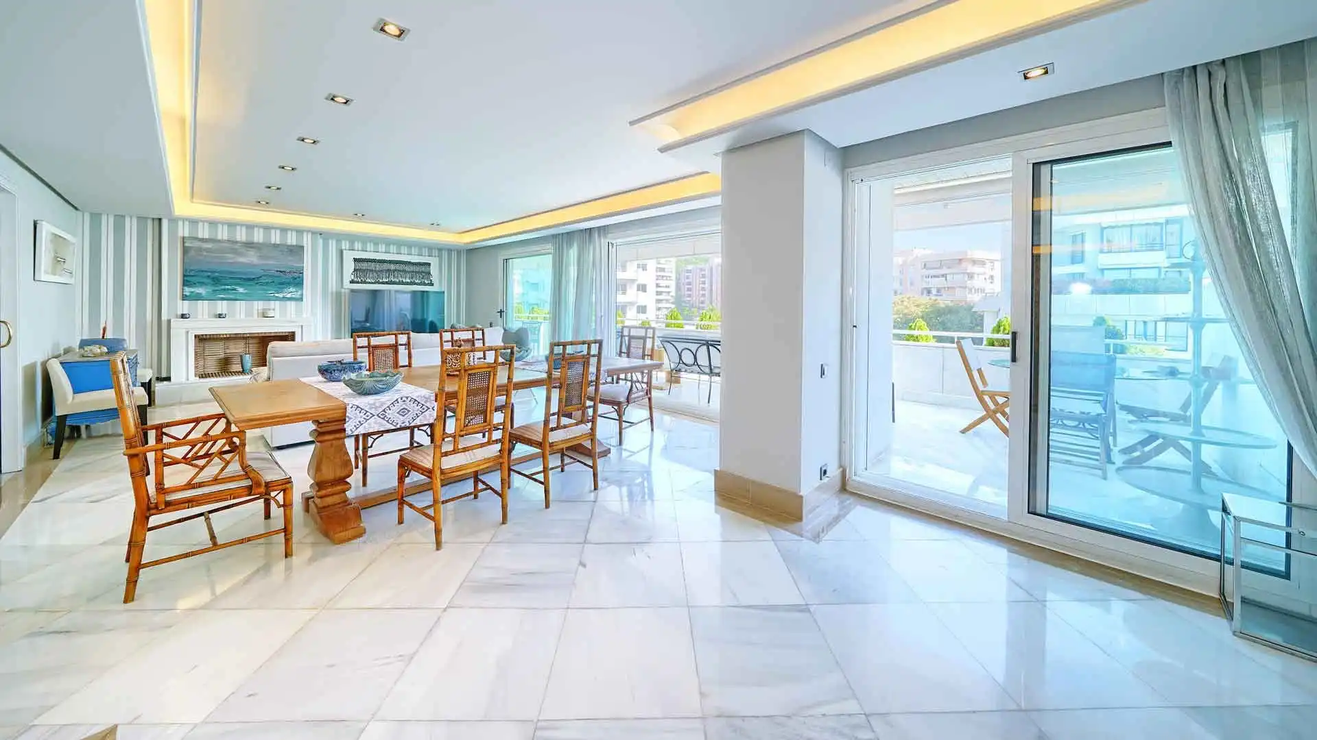 Menjador de Apartament en venda en Marbella amb Aire condicionat, Terrassa i Piscina