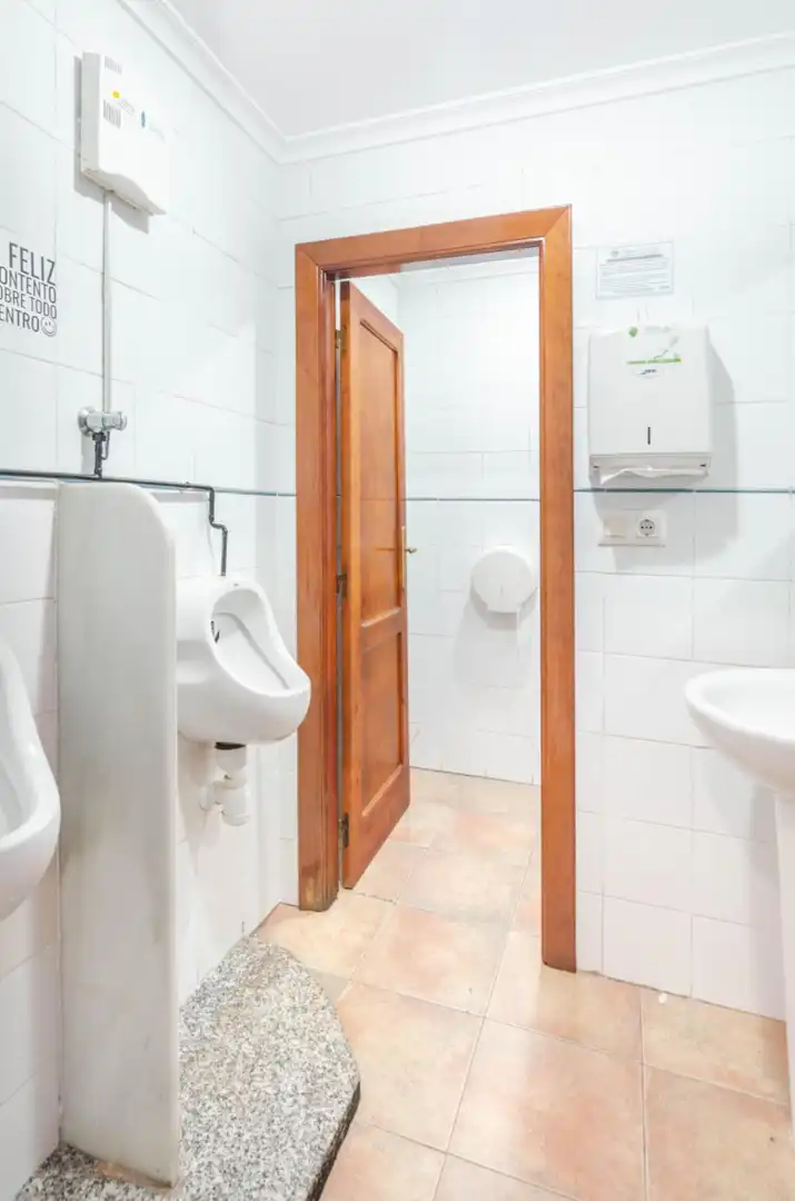 Badezimmer von Geschaftsraum zum Verkauf in Siero mit Möbliert