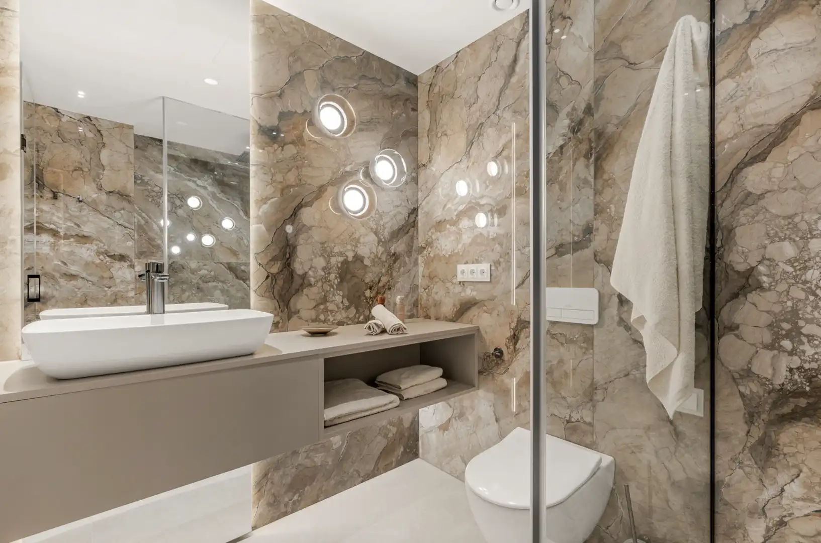 Baño de Ático en venta en Estepona con Terraza, Piscina y Amueblado