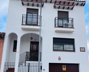 Vista exterior de Casa o xalet en venda en Torrijos amb Aire condicionat, Calefacció i Jardí privat