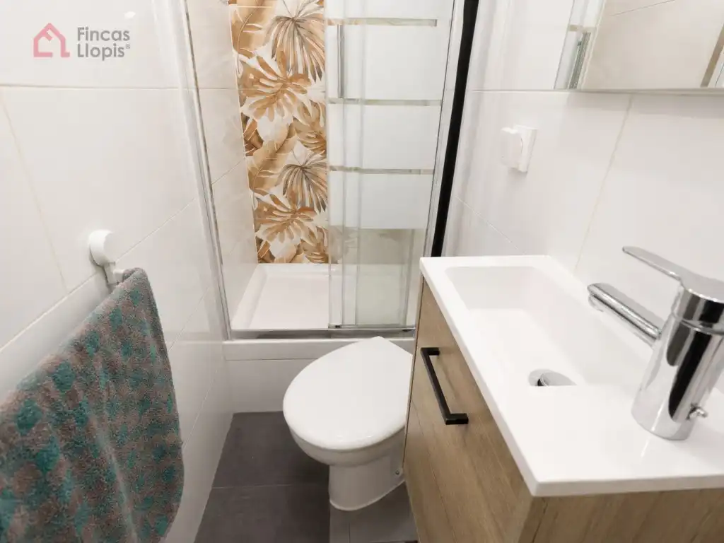Baño de Piso en venta en Barcelona con Balcón y Internet