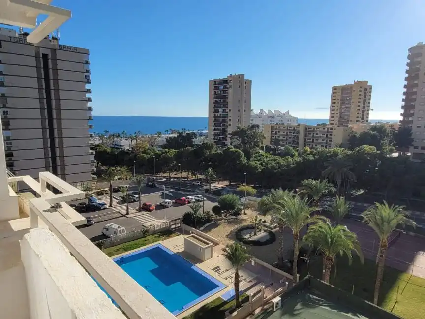 Außenansicht von Wohnung zur Miete in Roquetas de Mar mit Klimaanlage, Terrasse und Balkon