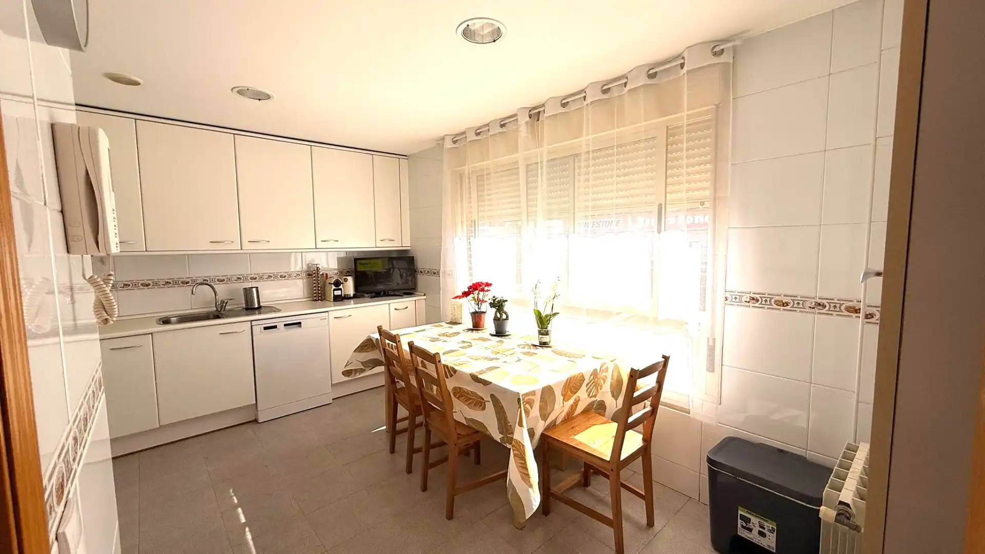 Cocina de Casa o chalet en venta en Madrid con Aire acondicionado, Calefacción y Jardín privado