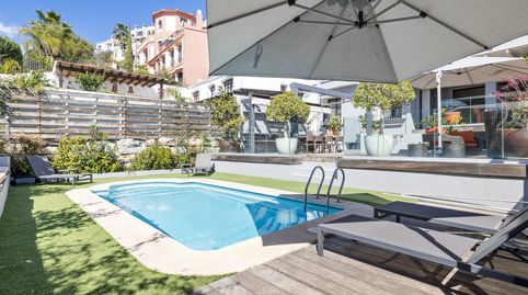 Elegante casa adosada de cinco dormitorios con piscina privada, interiores renovados, amplias terrazas y un entorno tranquilo cerc, imatge 2