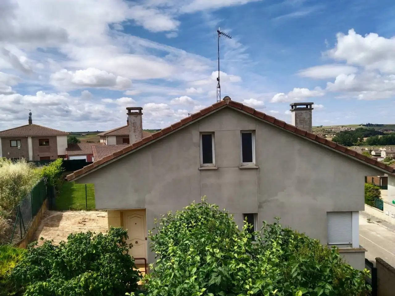 Vista exterior de Casa o xalet en venda en Villariezo amb Calefacció, Jardí privat i Parquet