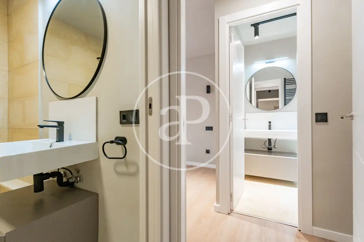 Bathroom of Flat for sale in Madrid  with Air Conditioner, Heating and Storage room