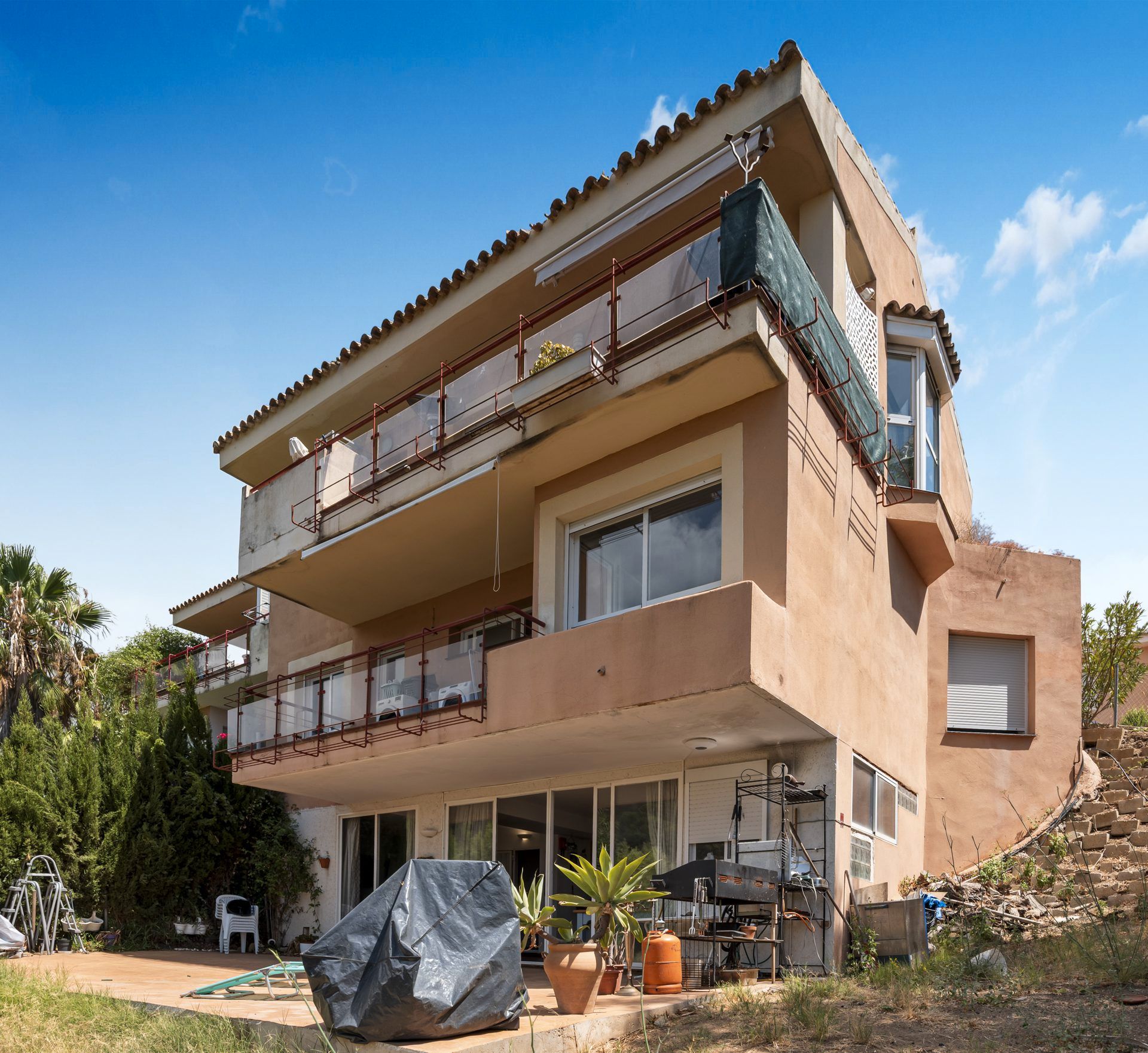 Vista exterior de Casa adosada en venda en Estepona amb Aire condicionat, Calefacció i Jardí privat