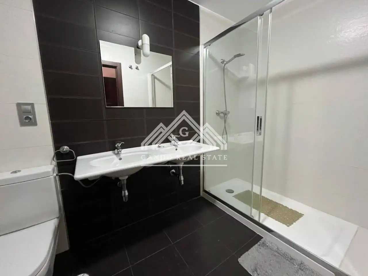 Badezimmer von Wohnung zur Miete in Dos Hermanas mit Klimaanlage, Heizung und Balkon