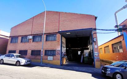 Vista exterior de Nau industrial en venda en Fuenlabrada amb Calefacció i Alarma