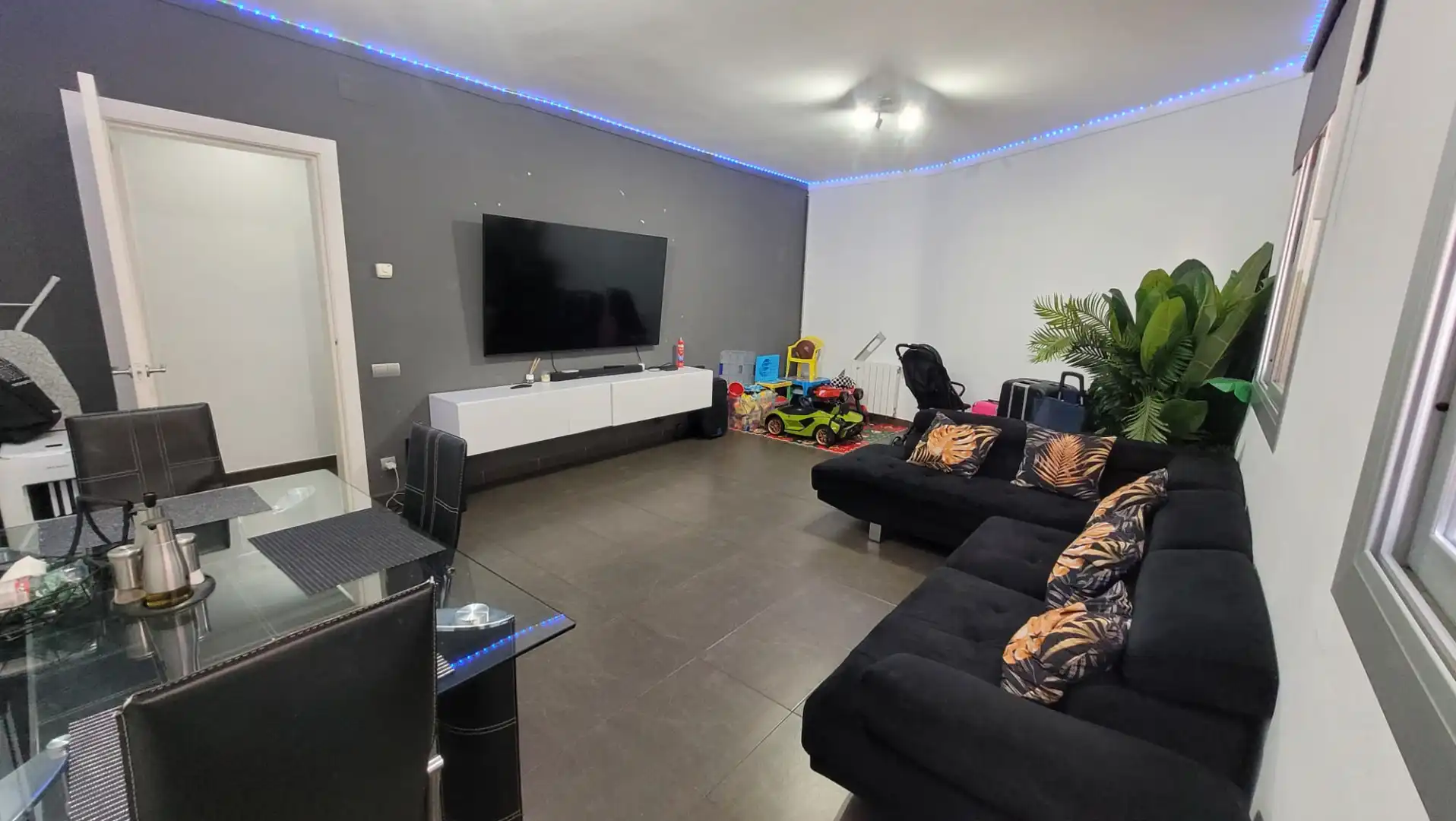 Wohnzimmer von Wohnung zum Verkauf in Barcelona mit Klimaanlage und Ofen