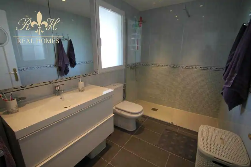 Baño de Ático de alquiler en L'Alfàs del Pi con Aire acondicionado, Terraza y Piscina
