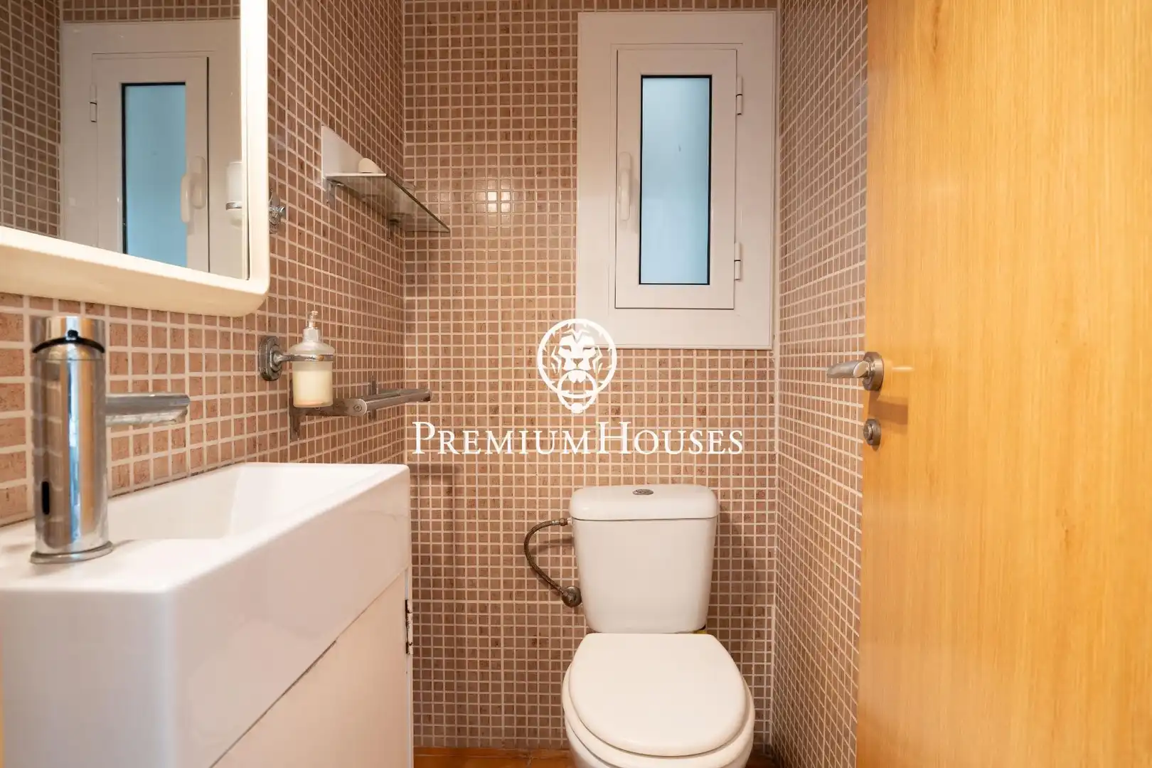 Badezimmer von Dachboden zum Verkauf in Gavà mit Heizung, Parkett und Terrasse