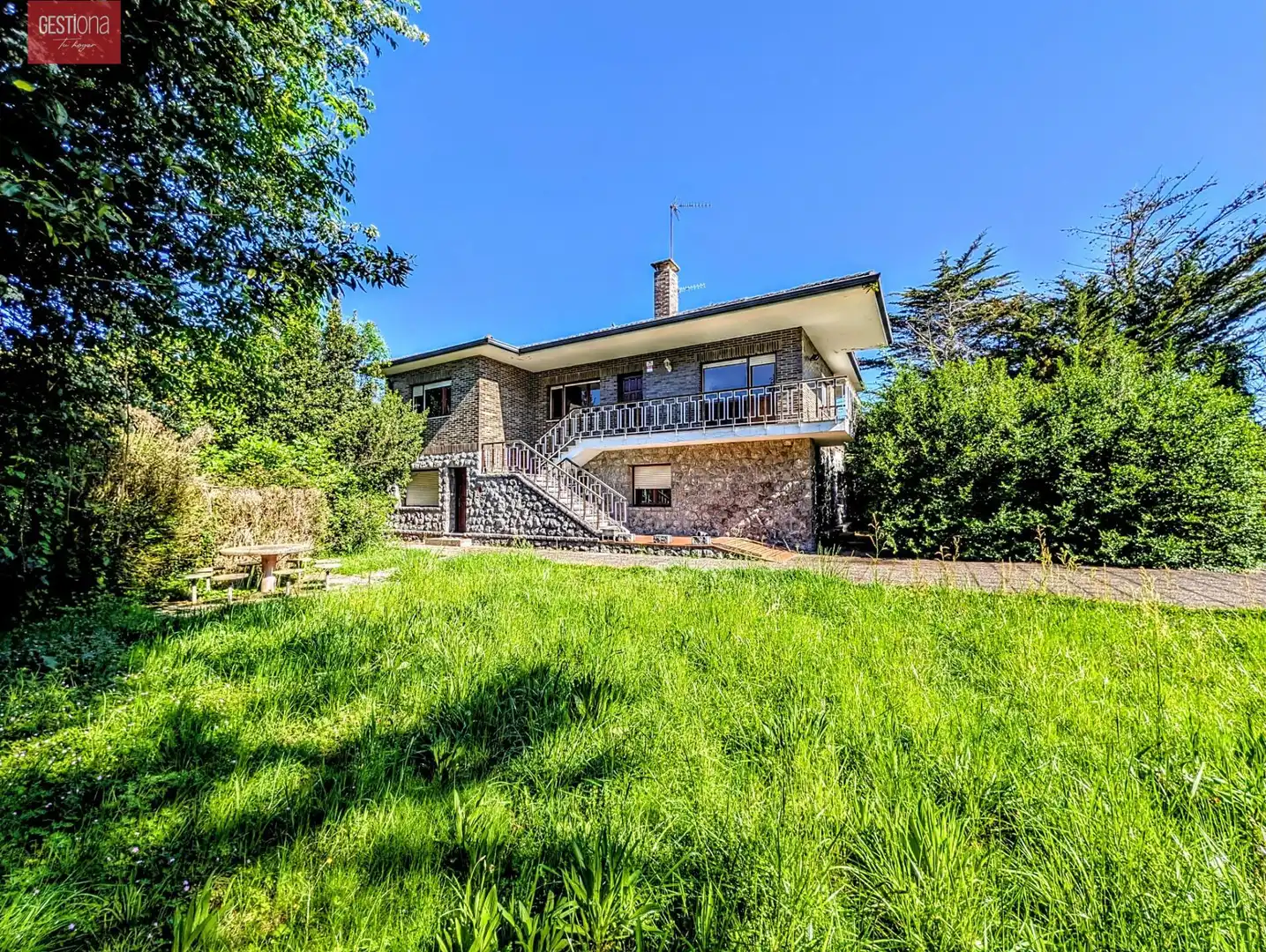Außenansicht von Country house zum Verkauf in Noja mit Privatgarten, Terrasse und Balkon