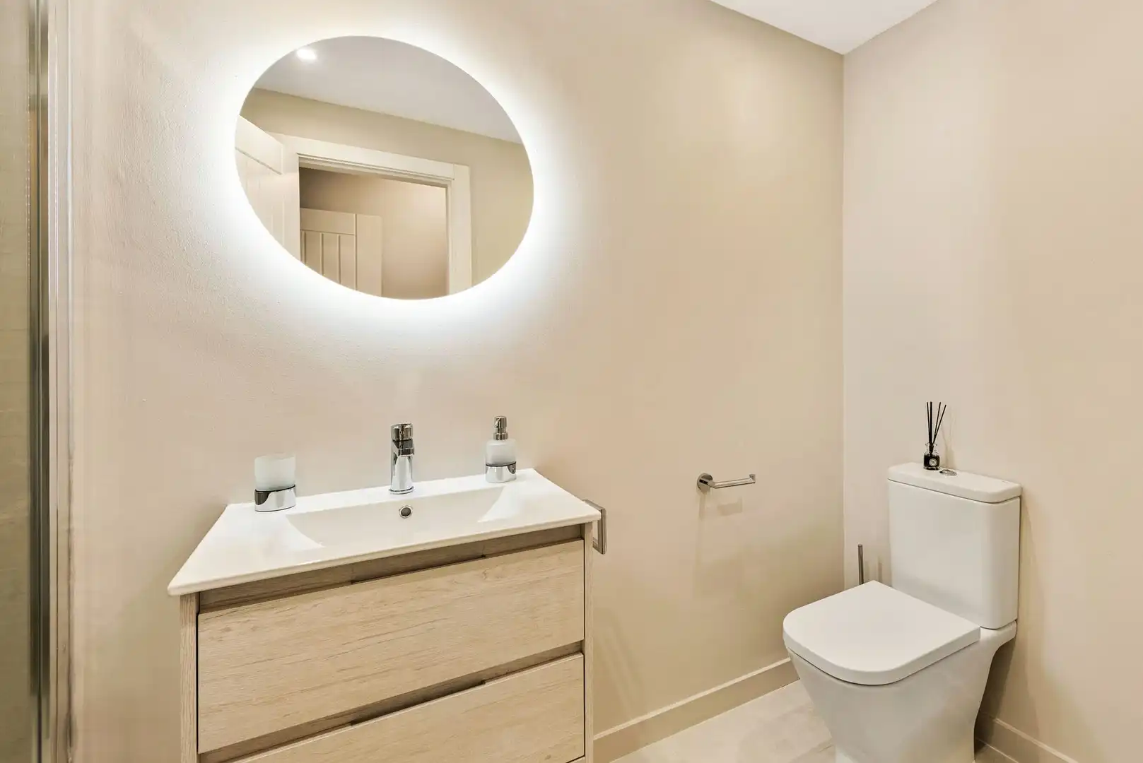 Baño de Apartamento en venta en Estepona con Terraza, Piscina y Piscina comunitaria