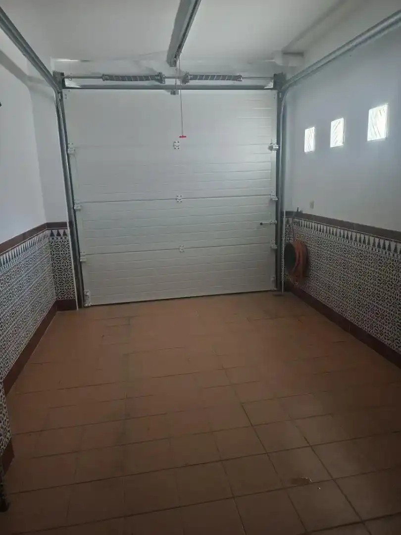 Aparcament de Casa adosada en venda en Fuente Vaqueros amb Aire condicionat i Balcó