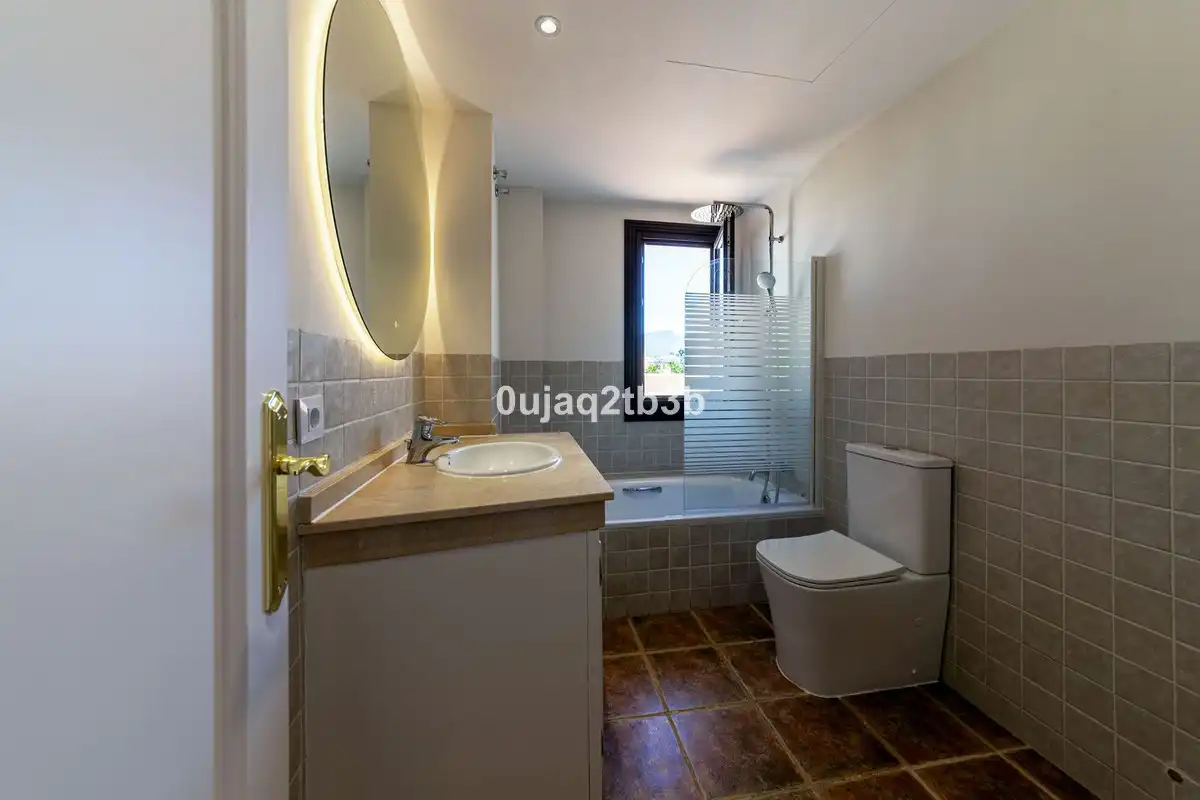 Baño de Casa adosada de alquiler en Estepona con Aire acondicionado, Jardín privado y Terraza