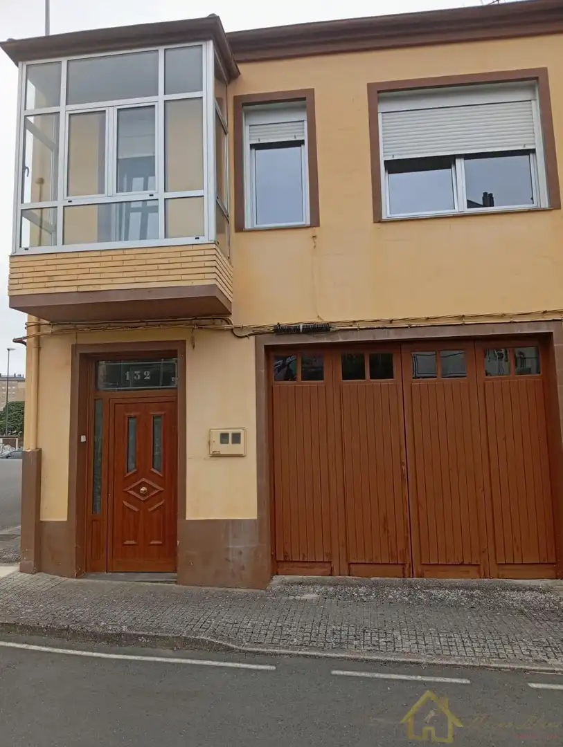 Vista exterior de Casa o xalet en venda en Lugo amb Calefacció i Moblat