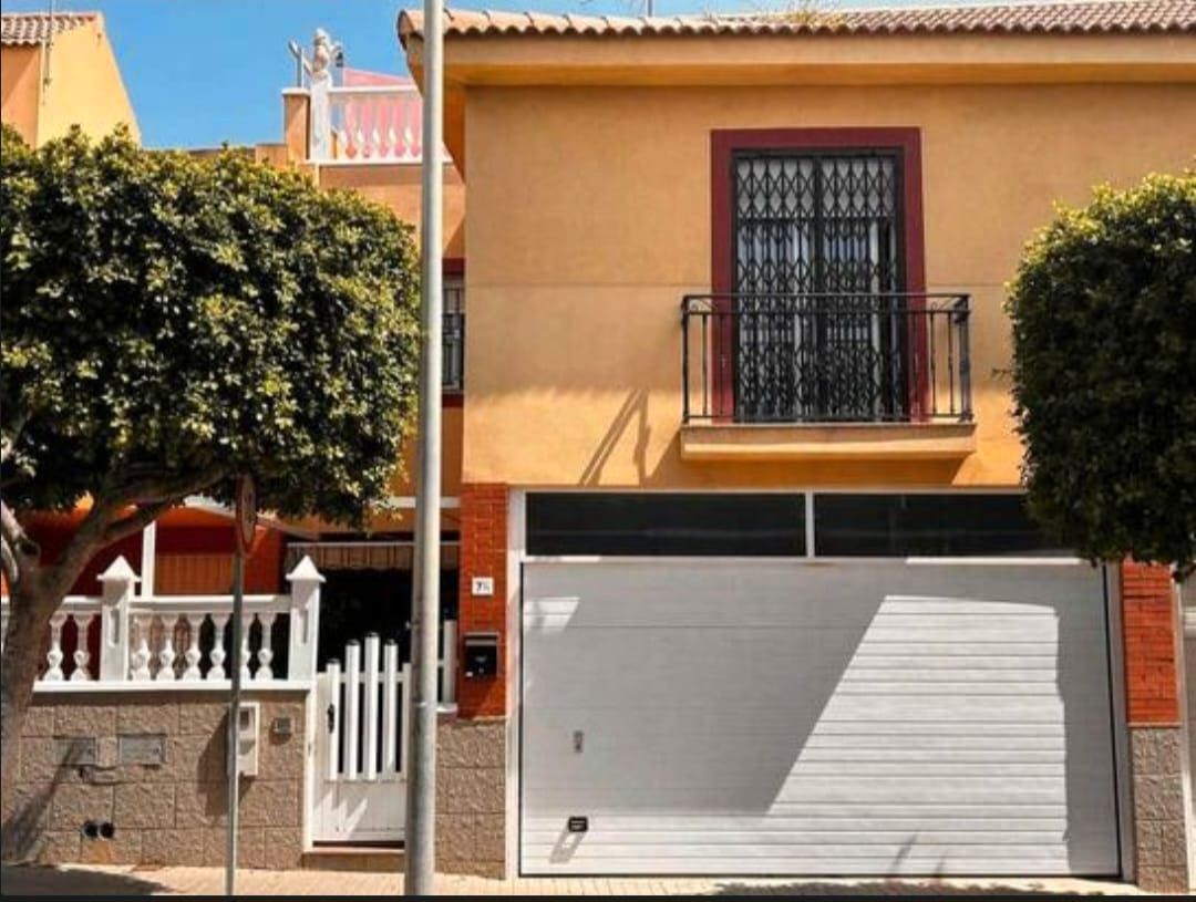 Vista exterior de Casa adosada en venda en El Ejido amb Aire condicionat, Jardí privat i Terrassa