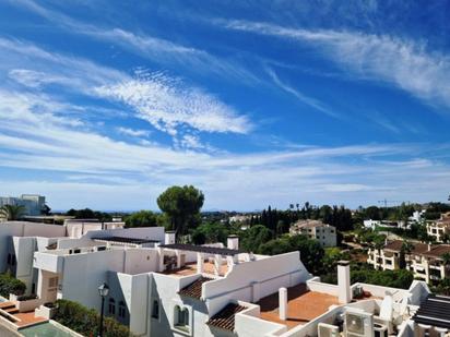 Vista exterior de Pis en venda en Benahavís amb Aire condicionat, Calefacció i Jardí privat