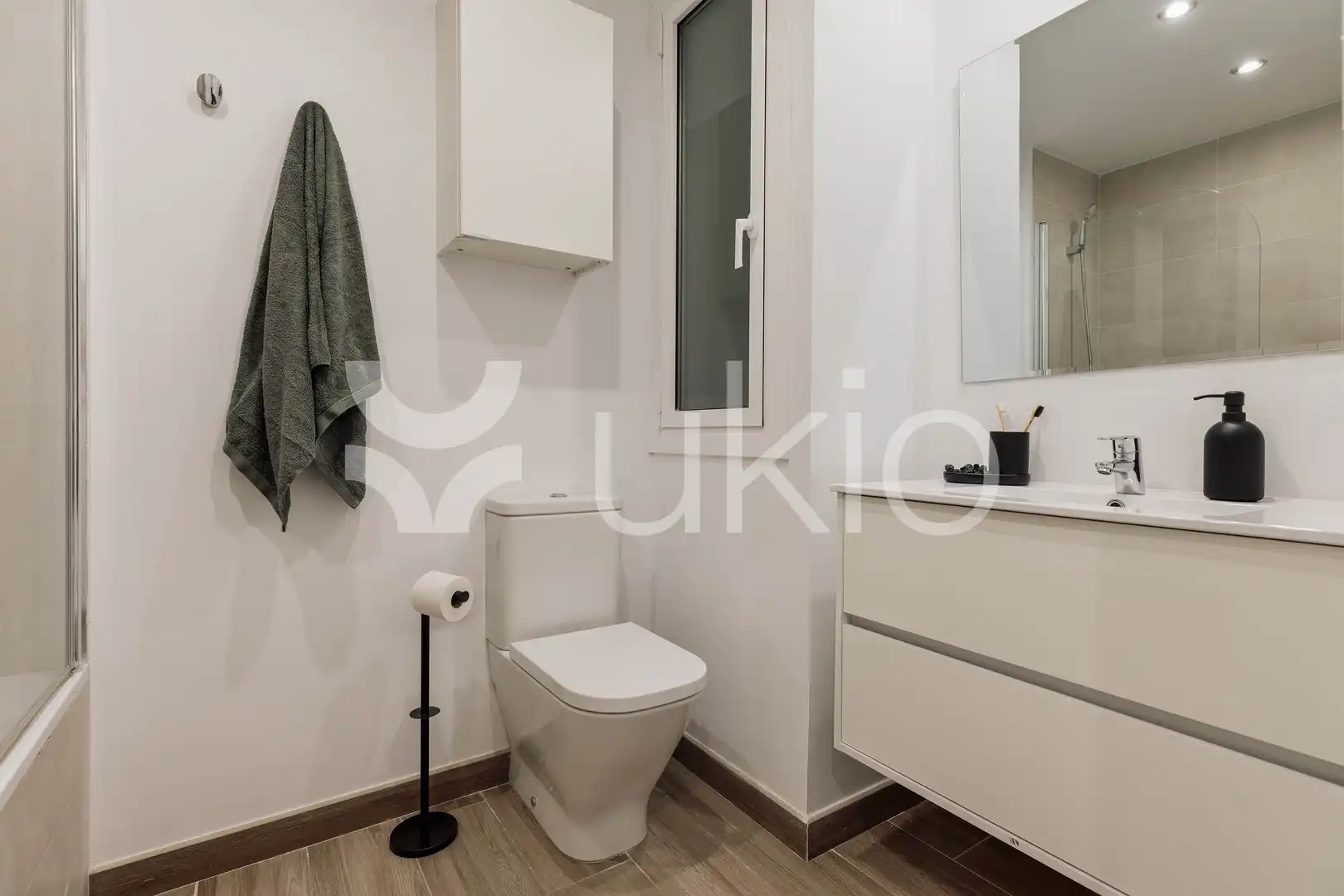 Bany de Apartament de lloguer en Barcelona amb Aire condicionat, Calefacció i Terrassa