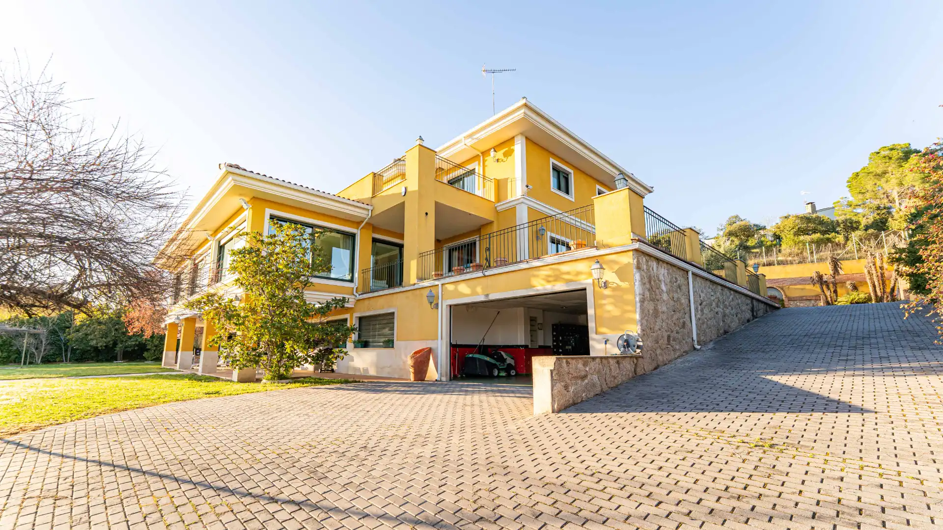 Vista exterior de Casa o chalet en venta en Arroyomolinos (Madrid) con Aire acondicionado, Calefacción y Jardín privado