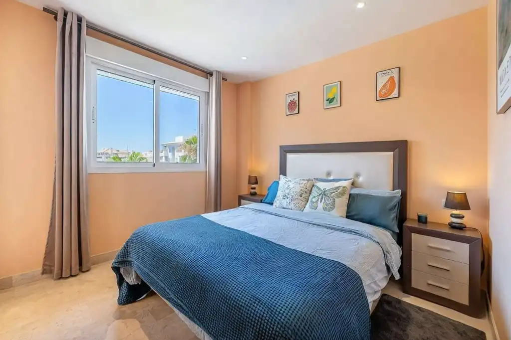 Habitación de Apartamento de alquiler en Estepona con Aire acondicionado, Terraza y Piscina