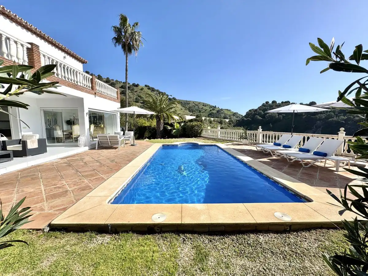 Chalet con piscina en venta en Calle Huelva de Calahonda 3820, imagen 3